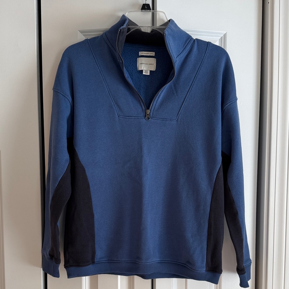 Women’s AE sweatshirt